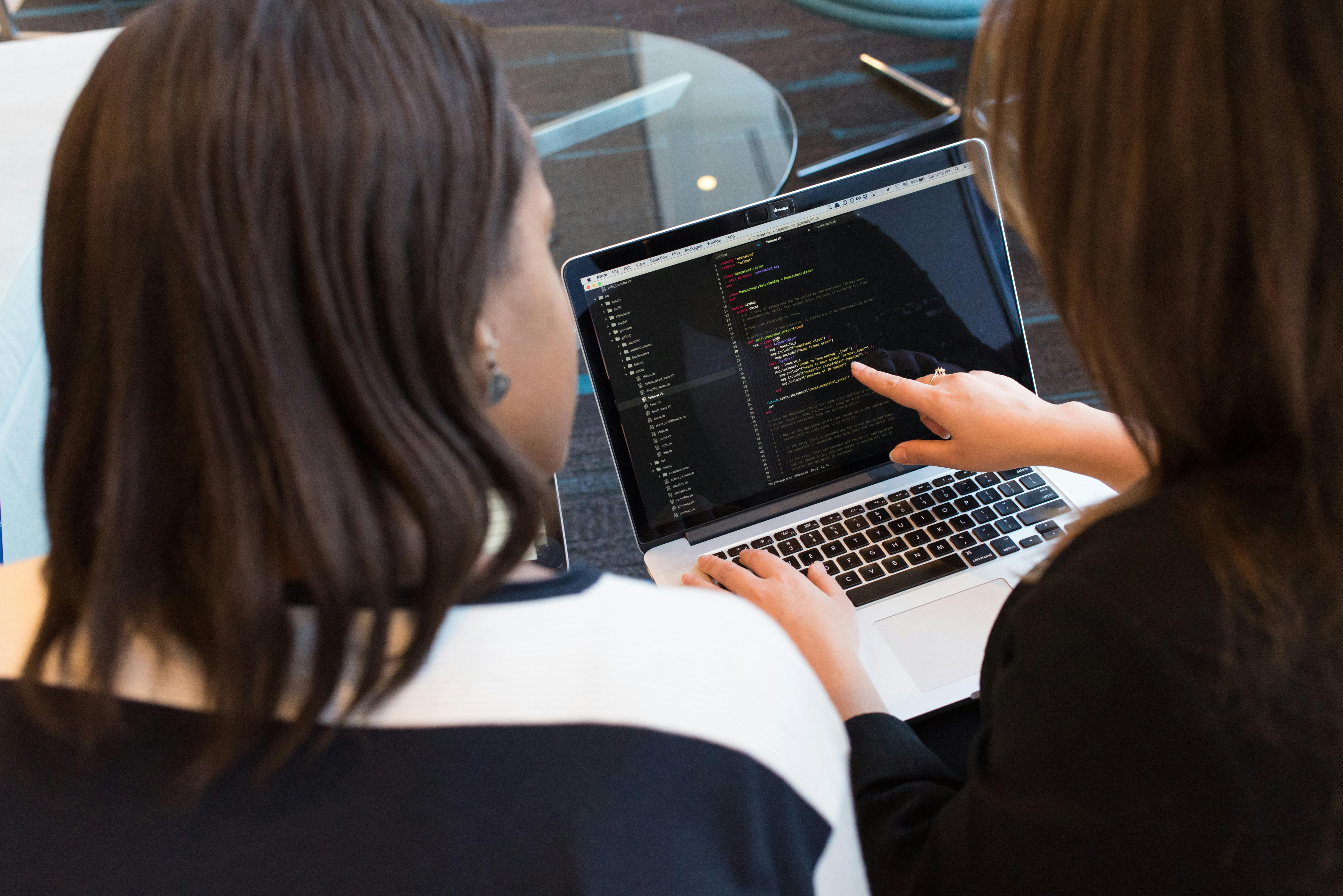 App development company vs freelancer comparison